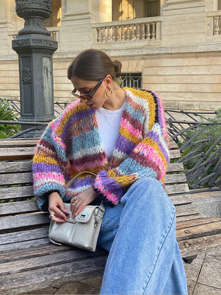 Bunt bestickte Damenstrickjacke
