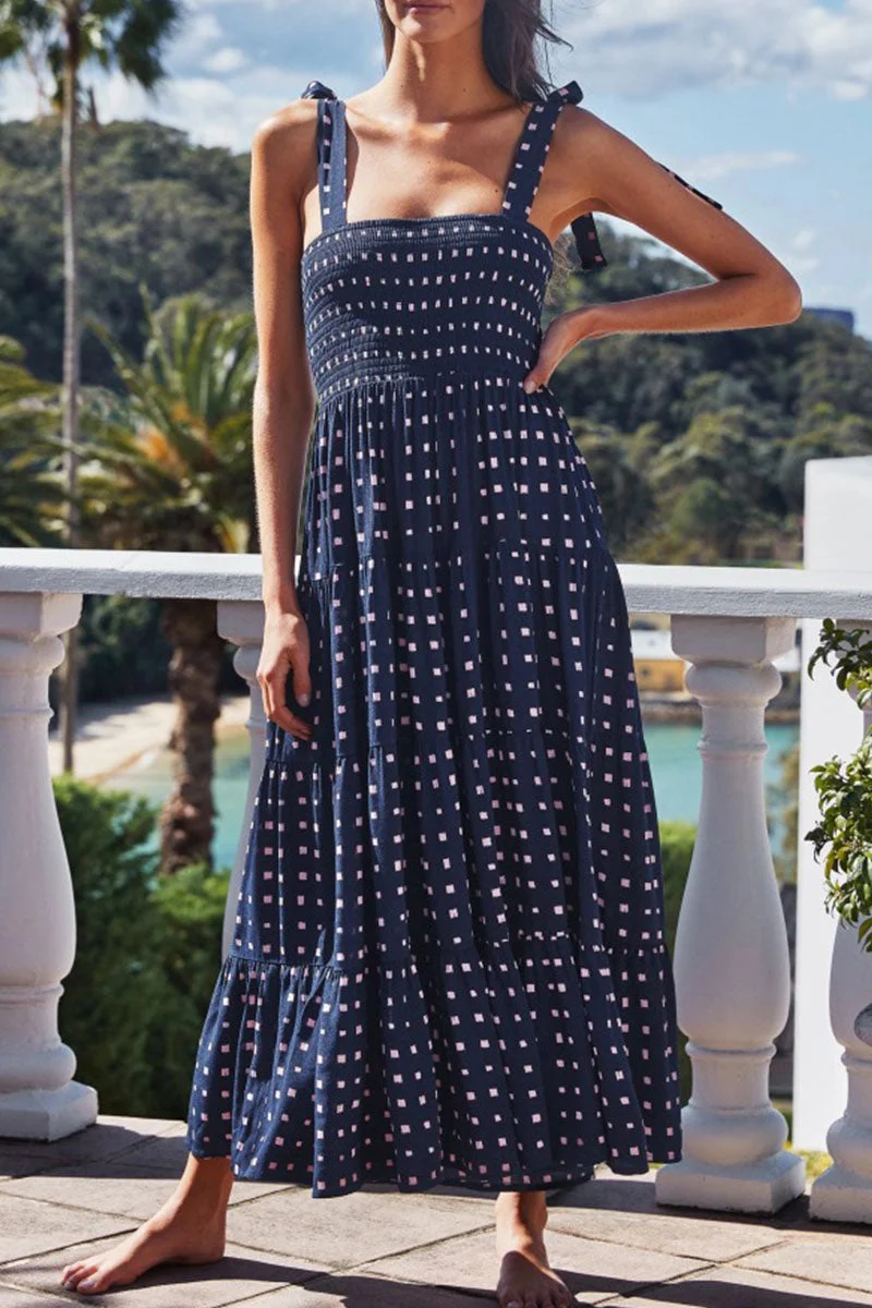 Kleid mit dünnen Trägern und Punkten auf der Fashion Street