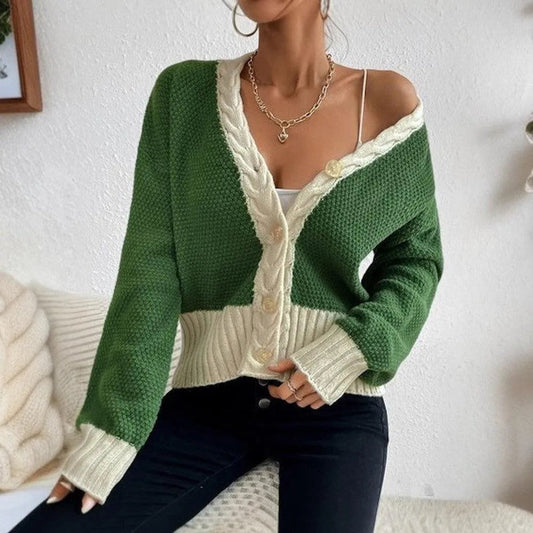 Modische Damenstrickjacke mit Knopfverschluss