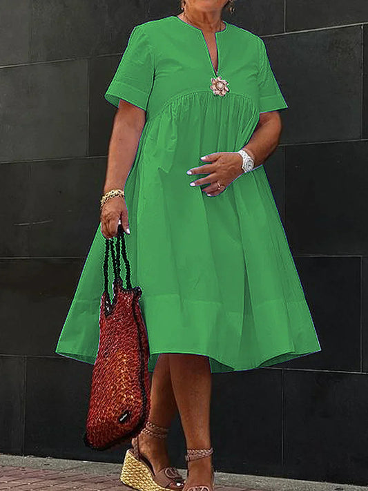 Daleyza - Schlichtes Midikleid mit floraler Brosche