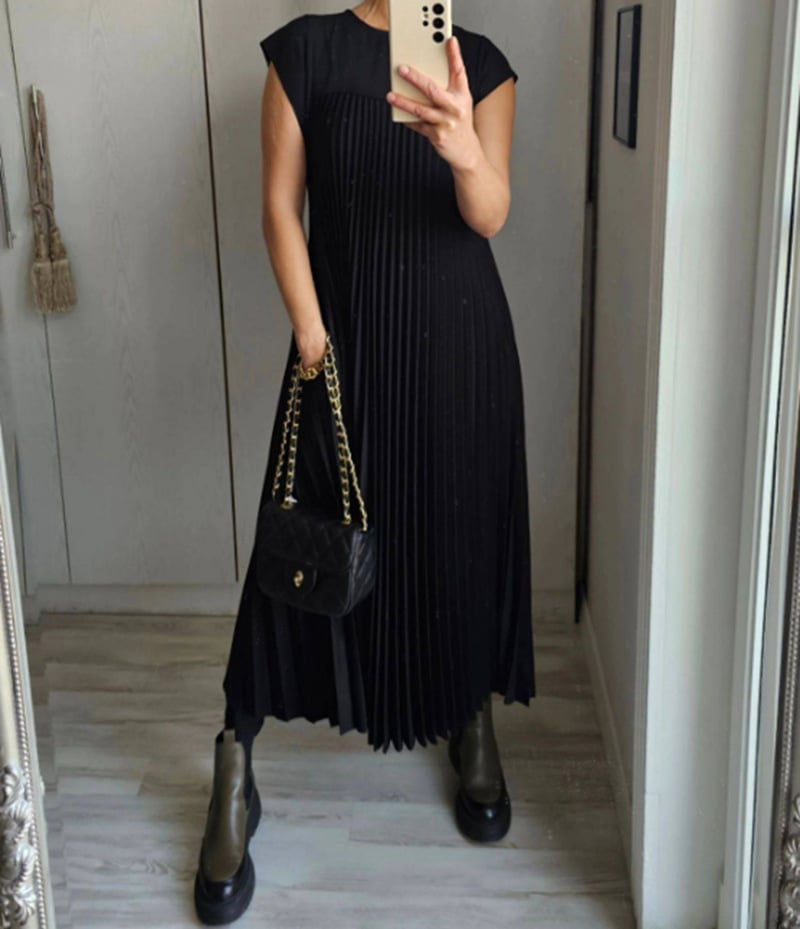 Lässiges Midikleid mit plissiertem Design, ideal für einen modernen und entspannten Look.