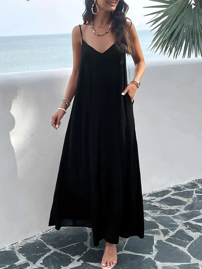 glattes, plissiertes, langes, ärmelloses Kleid mit Ausschnitt am Hals und Spaghettiträgern.