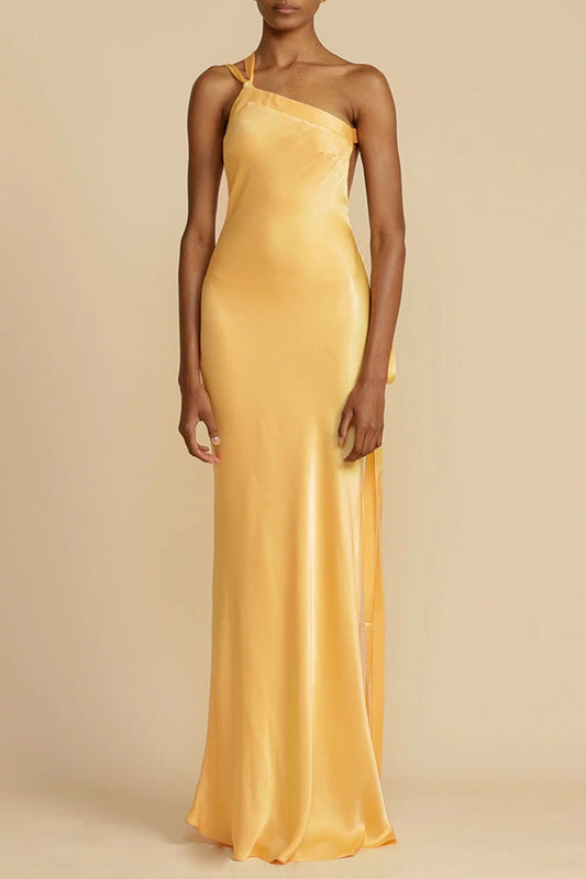 Figurbetontes langes Kleid mit einem asymmetrischen Gürtel und offenem Rücken