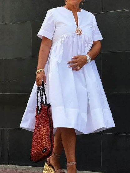 Daleyza - Schlichtes Midikleid mit floraler Brosche