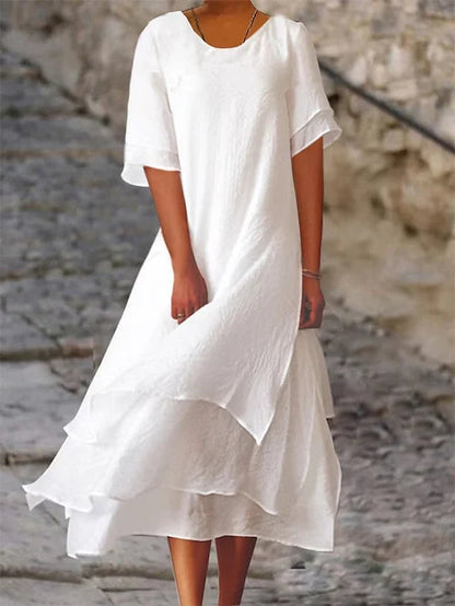 Leichtes langes Kleid mit kurzen Ärmeln und gestreiftem Rock