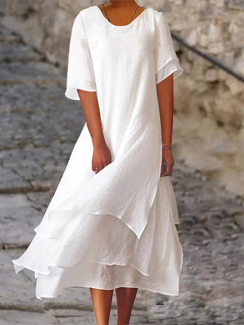 Leichtes langes Kleid mit kurzen Ärmeln und gestreiftem Rock