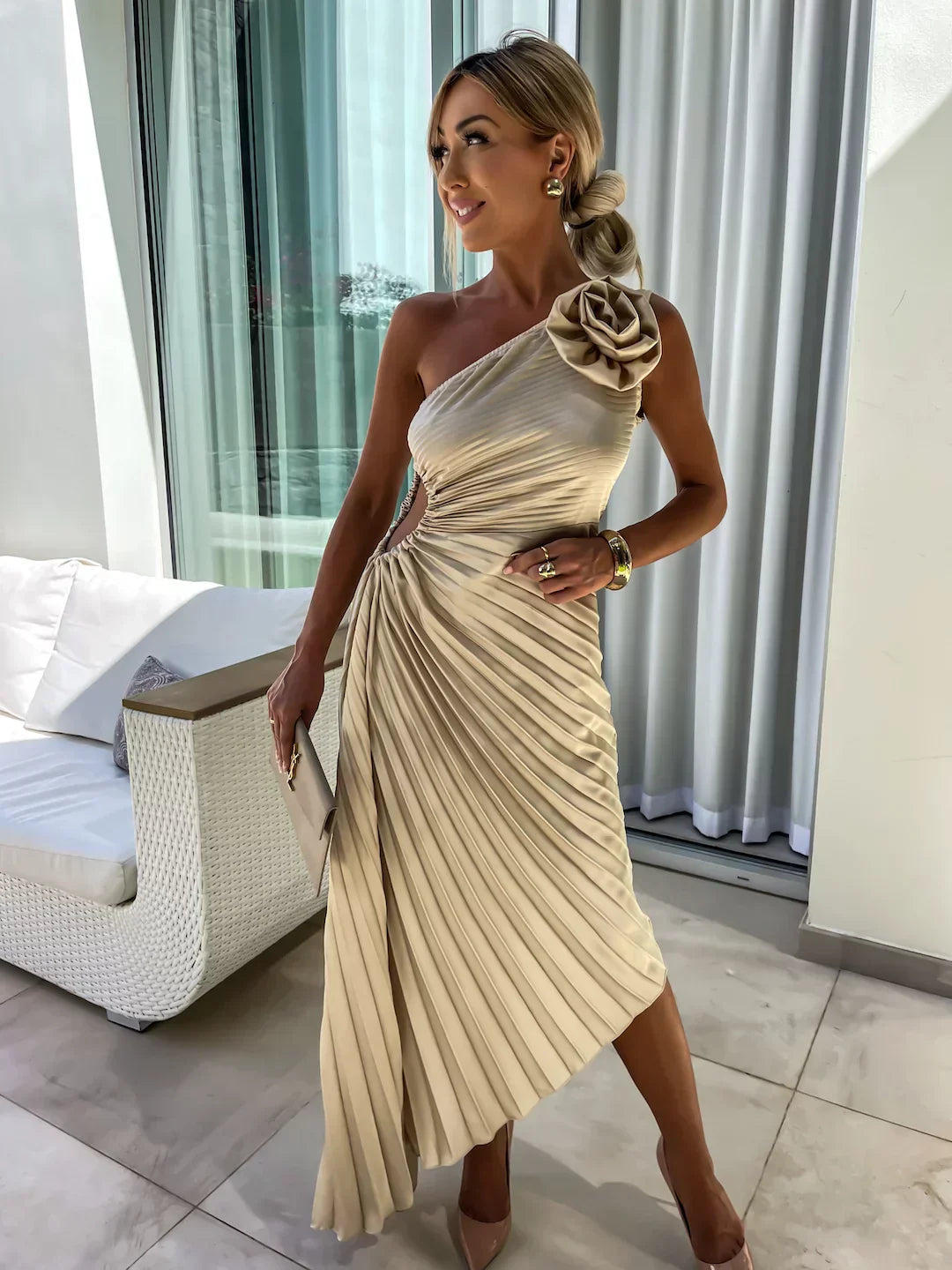 Langes Abendkleid mit Falten und asymmetrischem Muster mit floralen Details