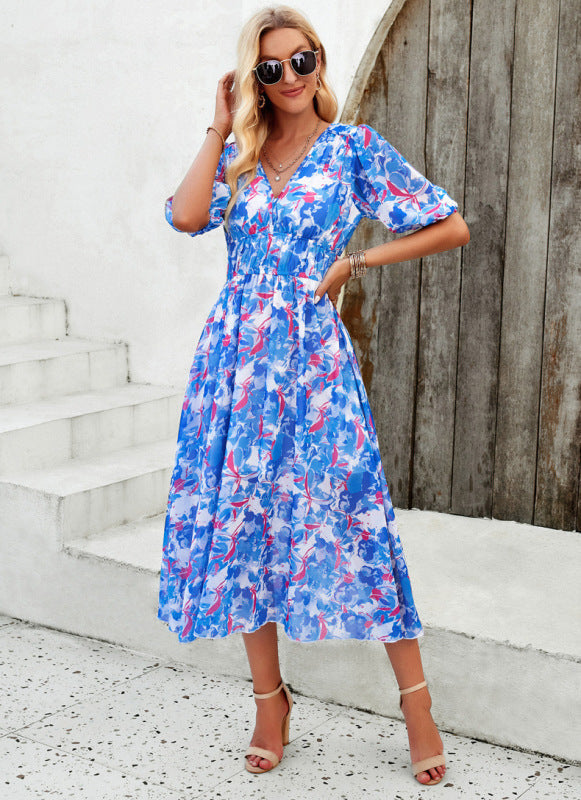 Elegantes langes Kleid mit V-Ausschnitt und zartem Print