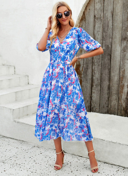 Elegantes langes Kleid mit V-Ausschnitt und zartem Print