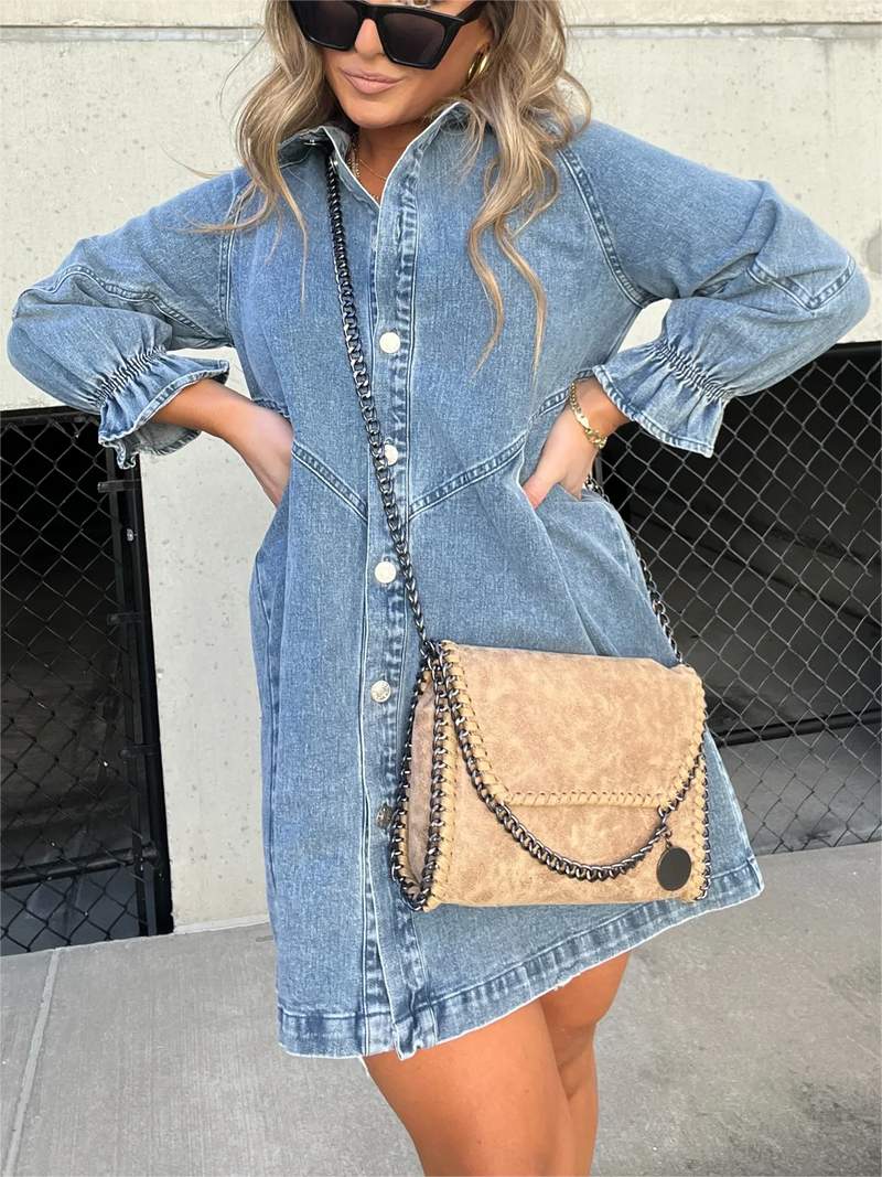 Kurzes Kleid mit Puffärmeln und modernem Freizeitlook