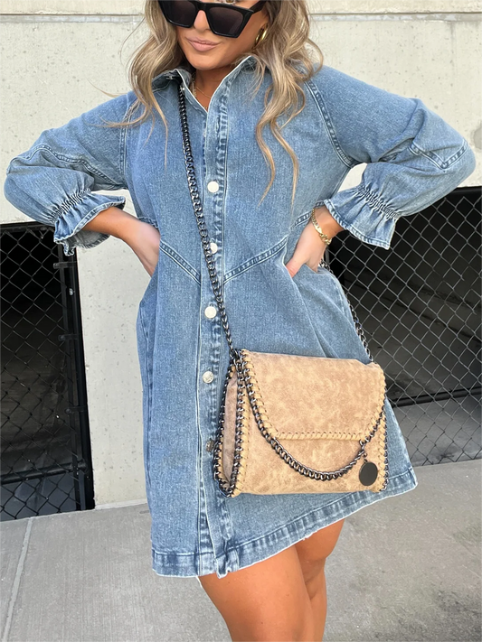 Kurzes Kleid mit Puffärmeln und modernem Freizeitlook