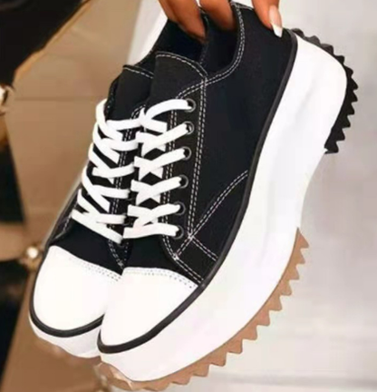 Trendige Sneakers mit erhöhter Sohle