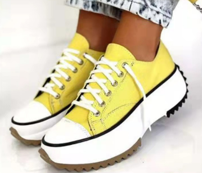 Trendige Sneakers mit erhöhter Sohle