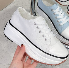 Trendige Sneakers mit erhöhter Sohle