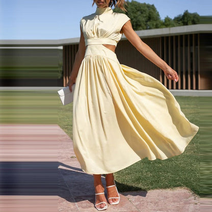 Elegantes Sommerkleid mit hohem Kragen und fließendem Schnitt