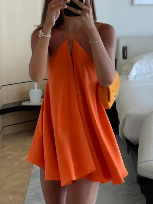 Minikleid mit Ausschnitt und Trägern und Blick von hinten