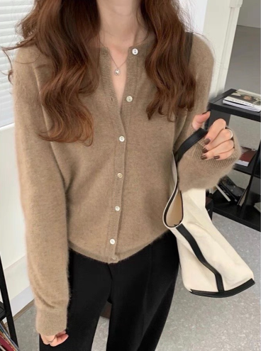 Mehrschichtig gestrickte Strickjacke mit Rundhalsausschnitt