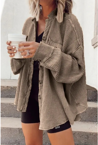 Modische Jacke mit Knöpfen: eine Kombination aus Komfort und modernem Stil