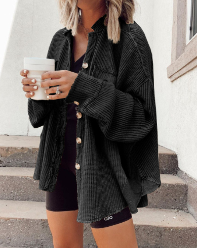 Modische Jacke mit Knöpfen: eine Kombination aus Komfort und modernem Stil