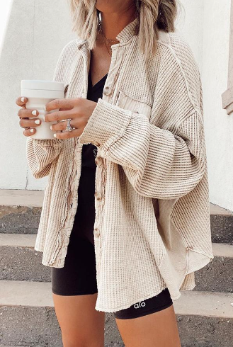 Modische Jacke mit Knöpfen: eine Kombination aus Komfort und modernem Stil