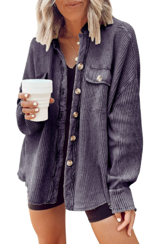 Modische Jacke mit Knöpfen: eine Kombination aus Komfort und modernem Stil