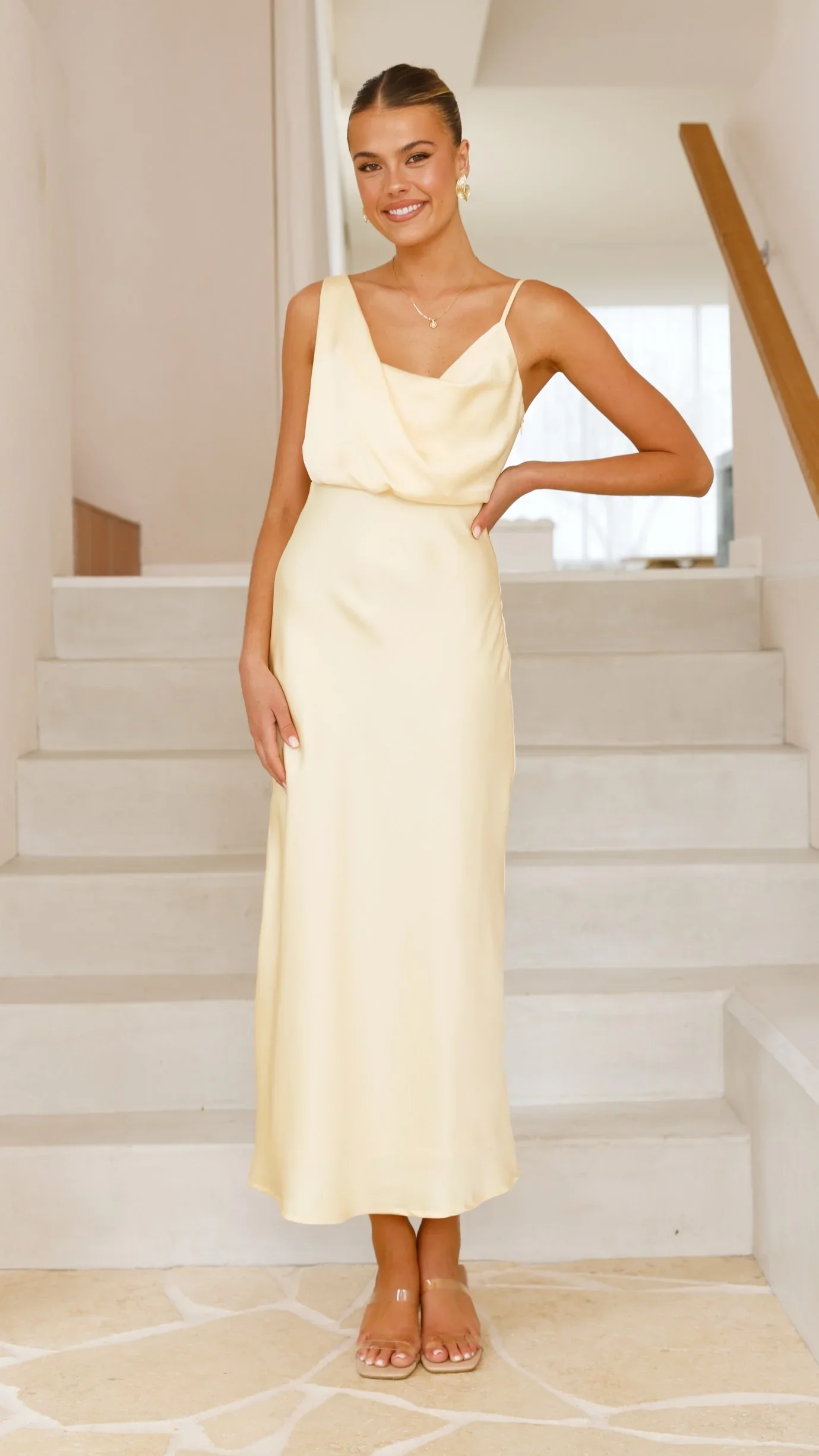 Elegantes langes Damenkleid mit schmalen Trägern