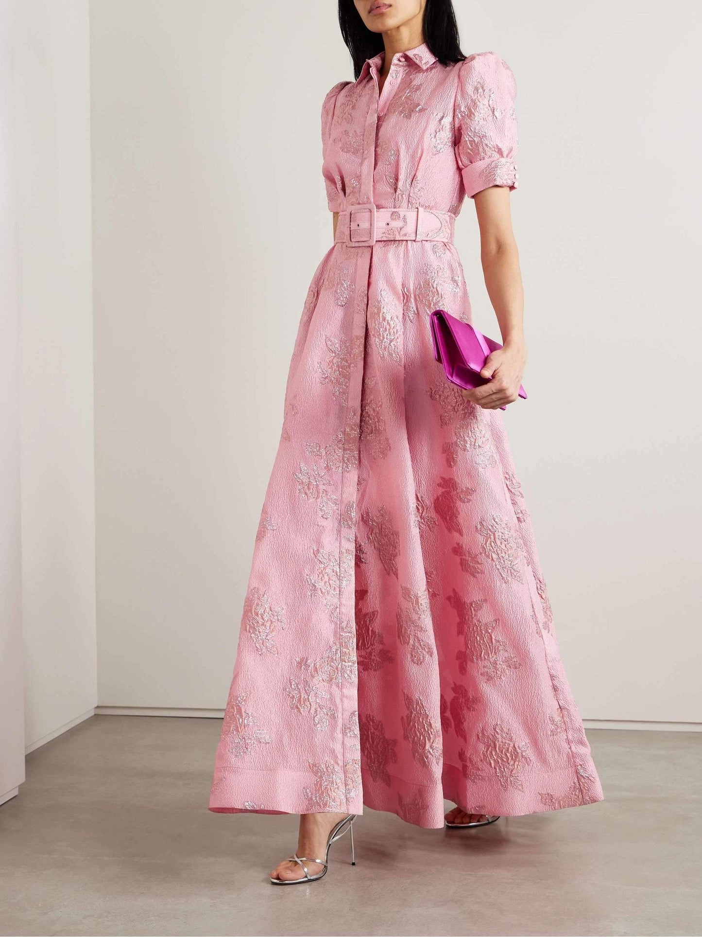 Kurzes Kleid mit bauschigen Ärmeln und Blumenmuster