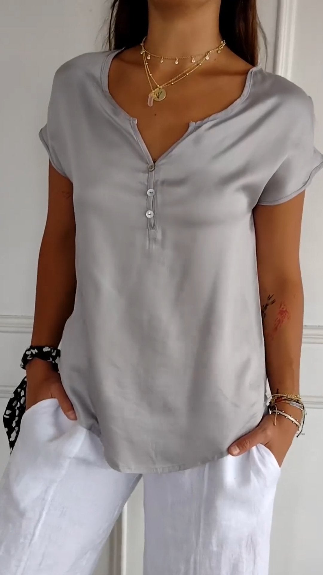 Ardovian™ | T-Shirt mit V-Ausschnitt in zeitloser Eleganz