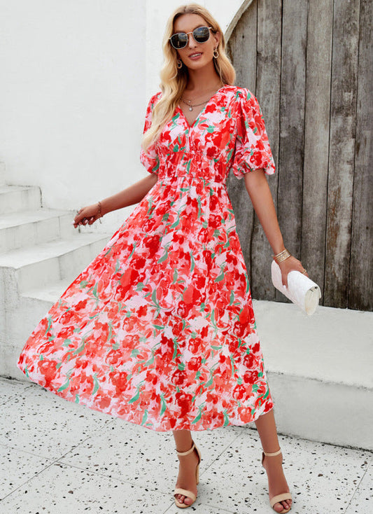 Elegantes langes Kleid mit V-Ausschnitt und zartem Print