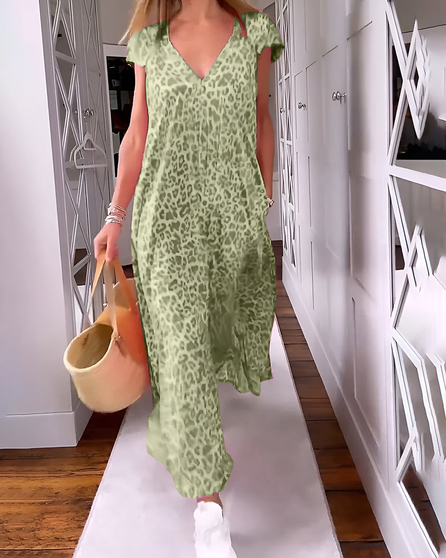 Langes Kleid mit V-Ausschnitt und kurzen Ärmeln
