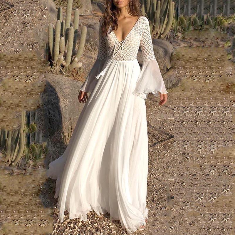 Langes Kleid mit ausgestellten Ärmeln, V-Ausschnitt und eleganten durchbrochenen Details
