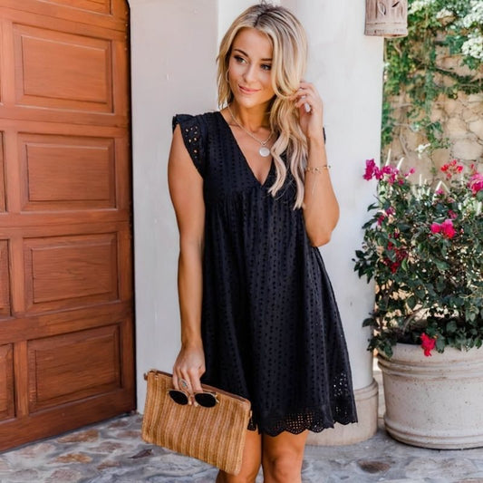 Lässiges kurzes Sommerkleid mit Flügelärmeln