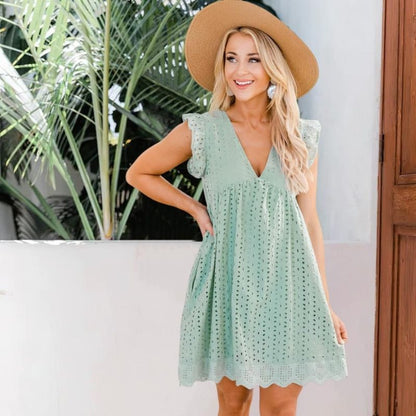 Lässiges kurzes Sommerkleid mit Flügelärmeln