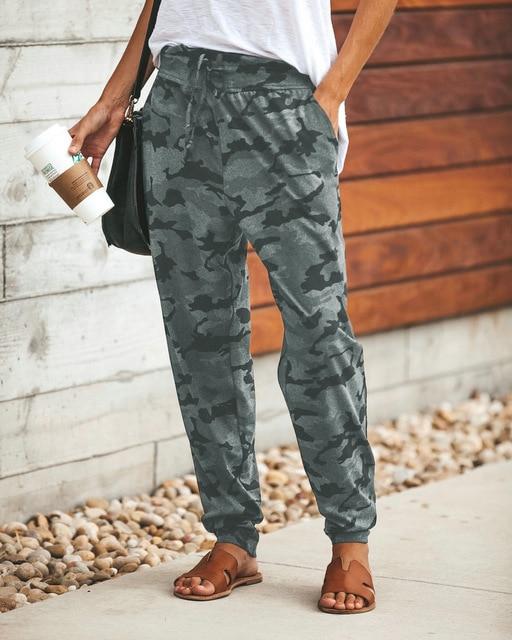 Alex - Haremshose mit Camouflage-Muster und tiefem Schritt