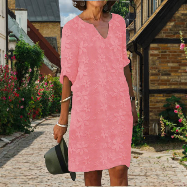 Elegantes knielanges Kleid mit Dreiviertelärmeln und zartem Blumendruck.