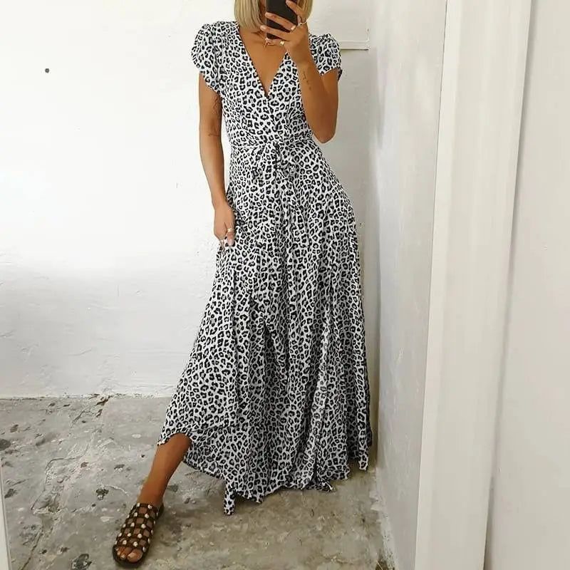 Langes Kleid mit Tierprint und kurzen Ärmeln für einen modernen Look