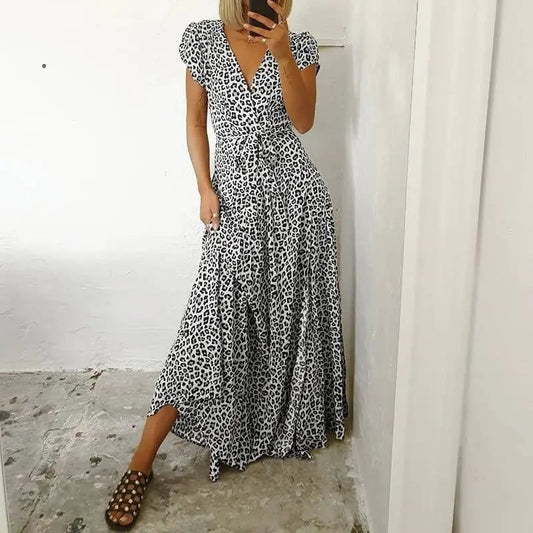 Langes Kleid mit Tierprint und kurzen Ärmeln für einen modernen Look
