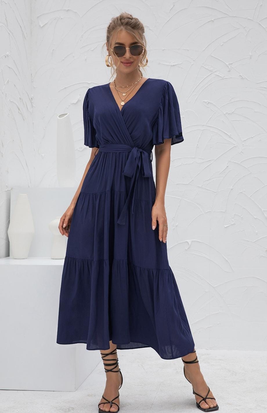 Lässiges langes Kleid mit kurzen, weiten Ärmeln für einen entspannten Look