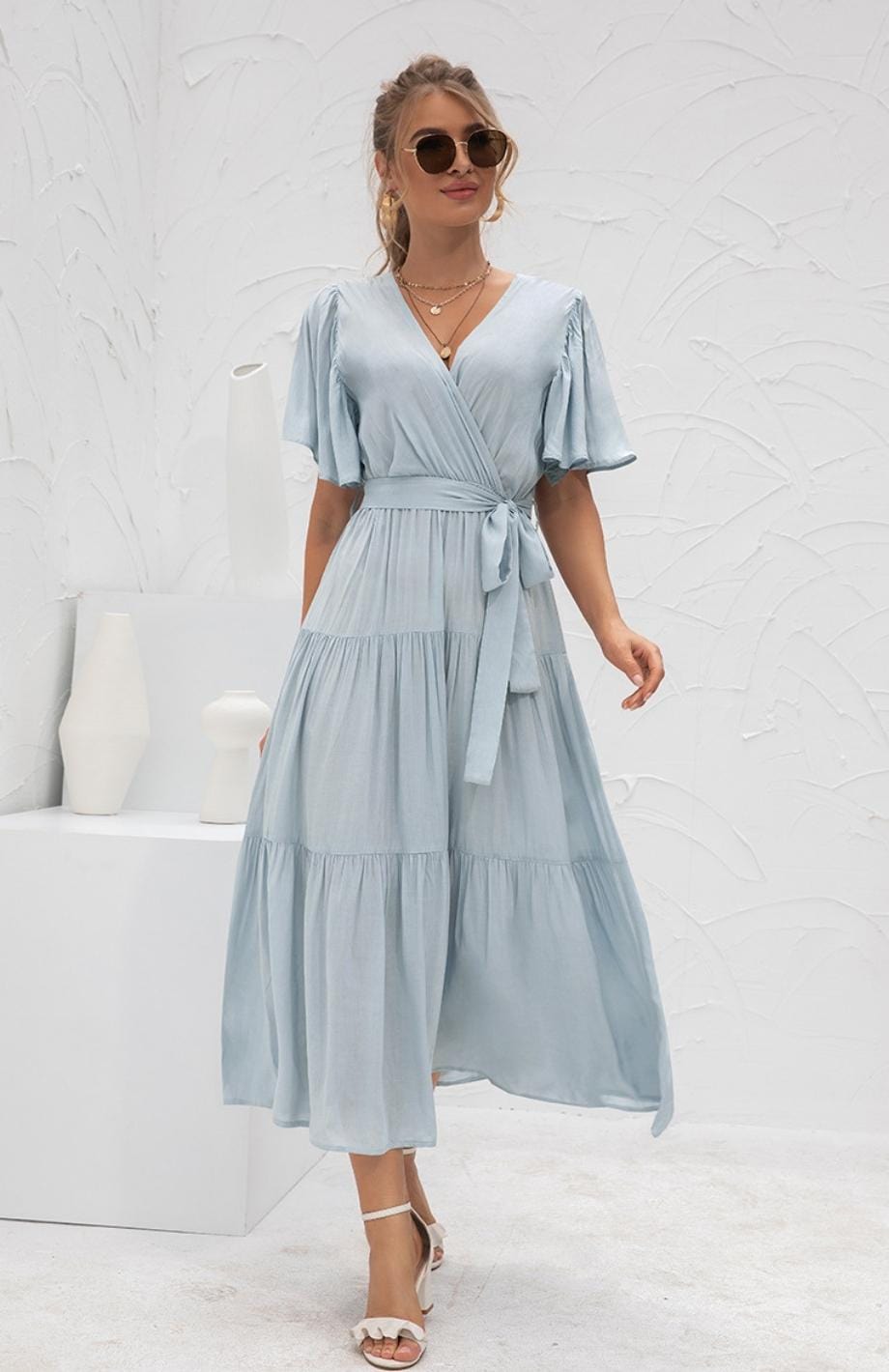 Lässiges langes Kleid mit kurzen, weiten Ärmeln für einen entspannten Look
