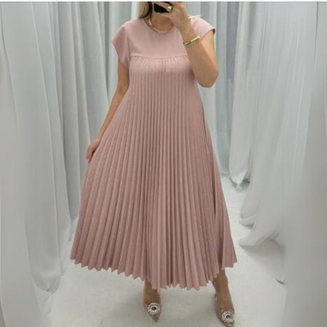 Leichtes und elegantes plissiertes Kleid