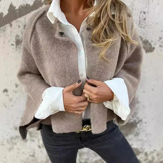 – Stilvolle mittellange Jacke