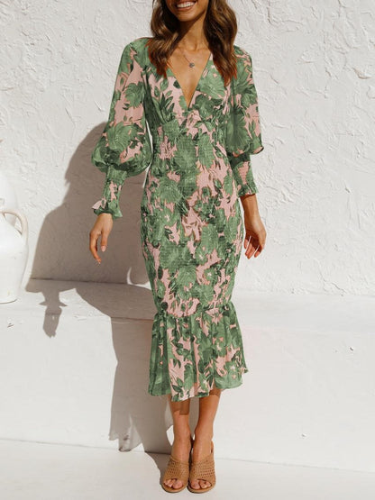 Kleid mit langen Ärmeln, elastischem Bund und bedrucktem Volantrock