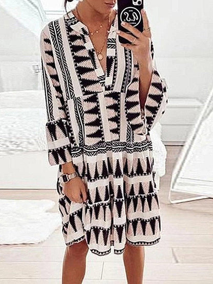 -Kleid mit Print, langen Ärmeln und weitem V-Ausschnitt