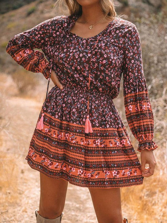 Bedrucktes Freizeitkleid mit V-Ausschnitt und hohem Ausschnitt