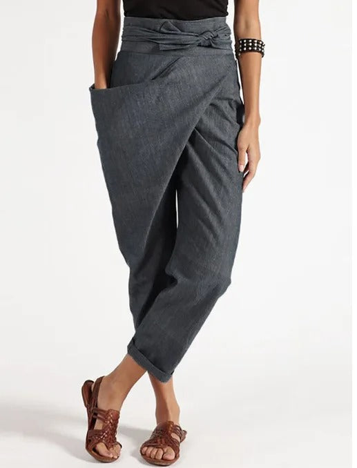 Asymmetrische Hose modisch und lässig