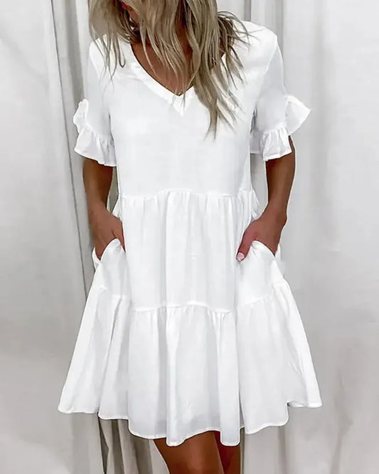 Einfaches Freizeitkleid mit V-Ausschnitt und Rüschen am Saum