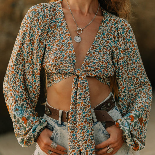 Freya Retro V-Ausschnitt Bluse mit Glockenärmeln