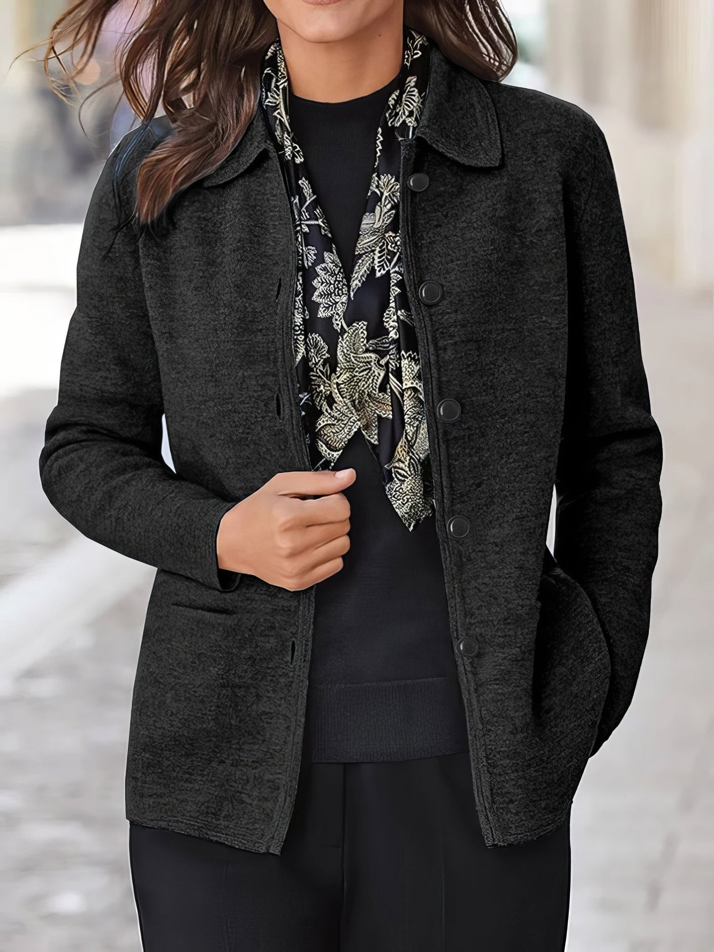 Langärmelige Damenjacke mit Revers und geknöpften Taschen
