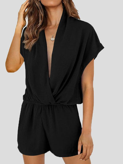 Jumpsuit mit tiefem Ausschnitt und überkreuzten Taschen für eine lockere Passform.