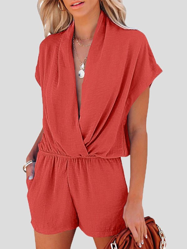 Jumpsuit mit tiefem Ausschnitt und überkreuzten Taschen für eine lockere Passform.